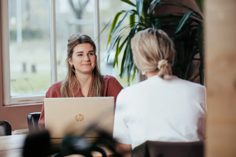 Eline in gesprek met een client